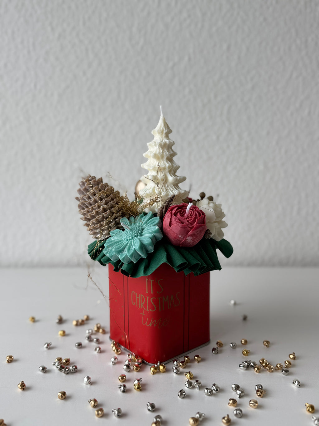 Blumenstrauß Tannenzapfen weiß/grün