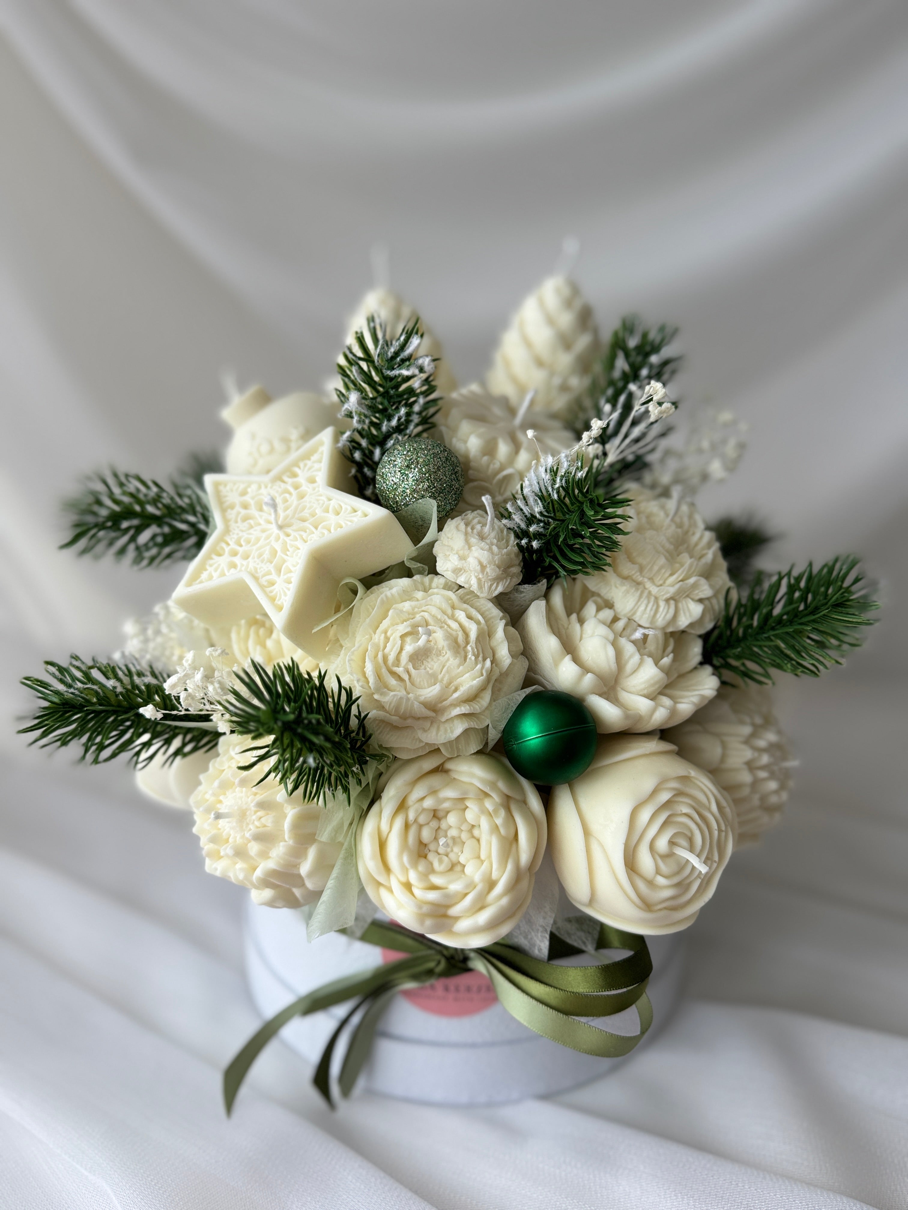 Winterlicher Kerzenstrauss weiss-grün gross