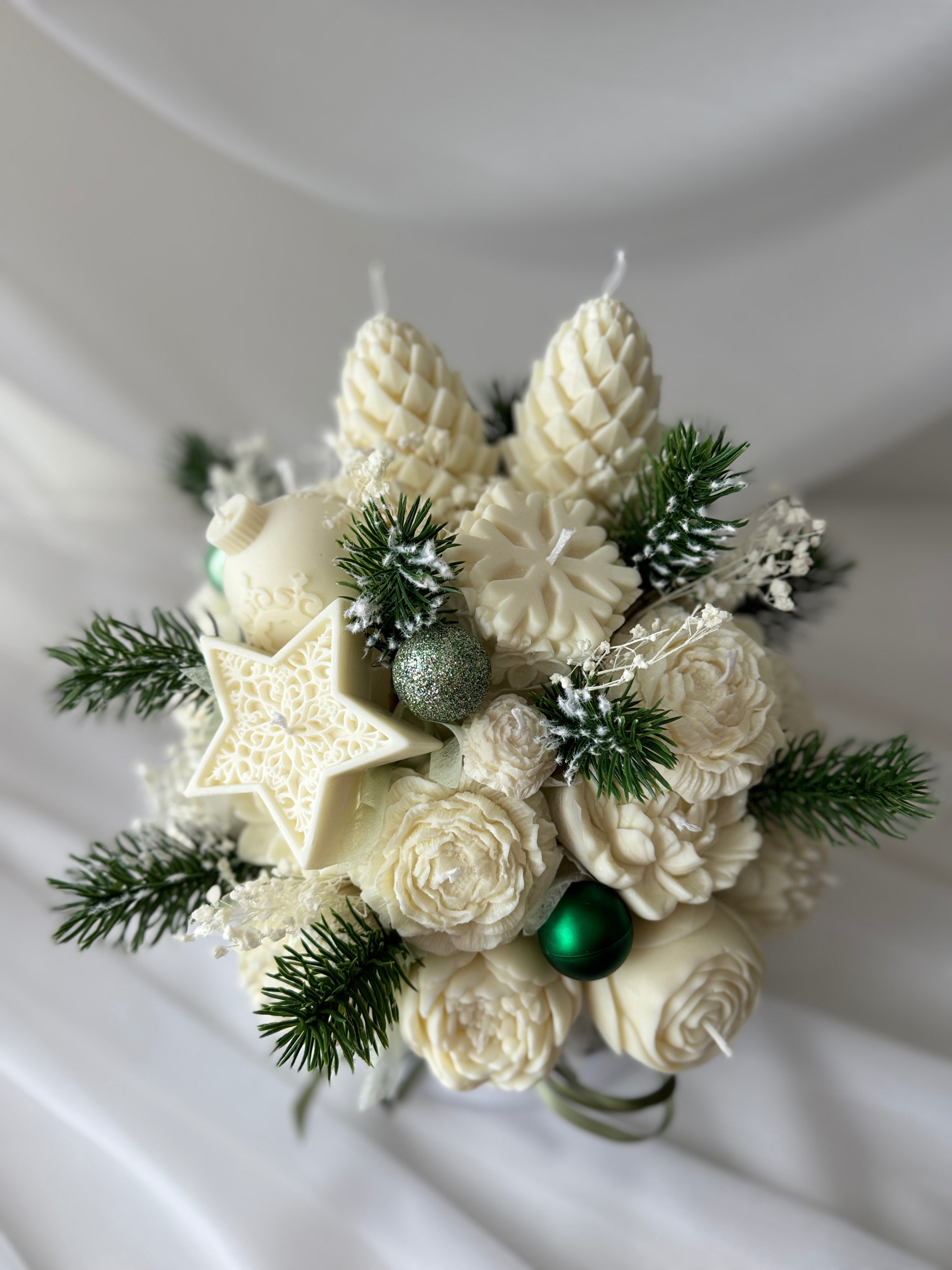 Winterlicher Kerzenstrauss weiss-grün gross