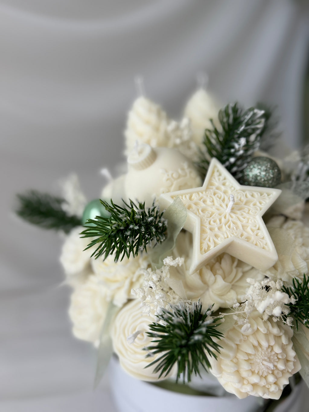 Winterlicher Kerzenstrauss weiss-grün gross