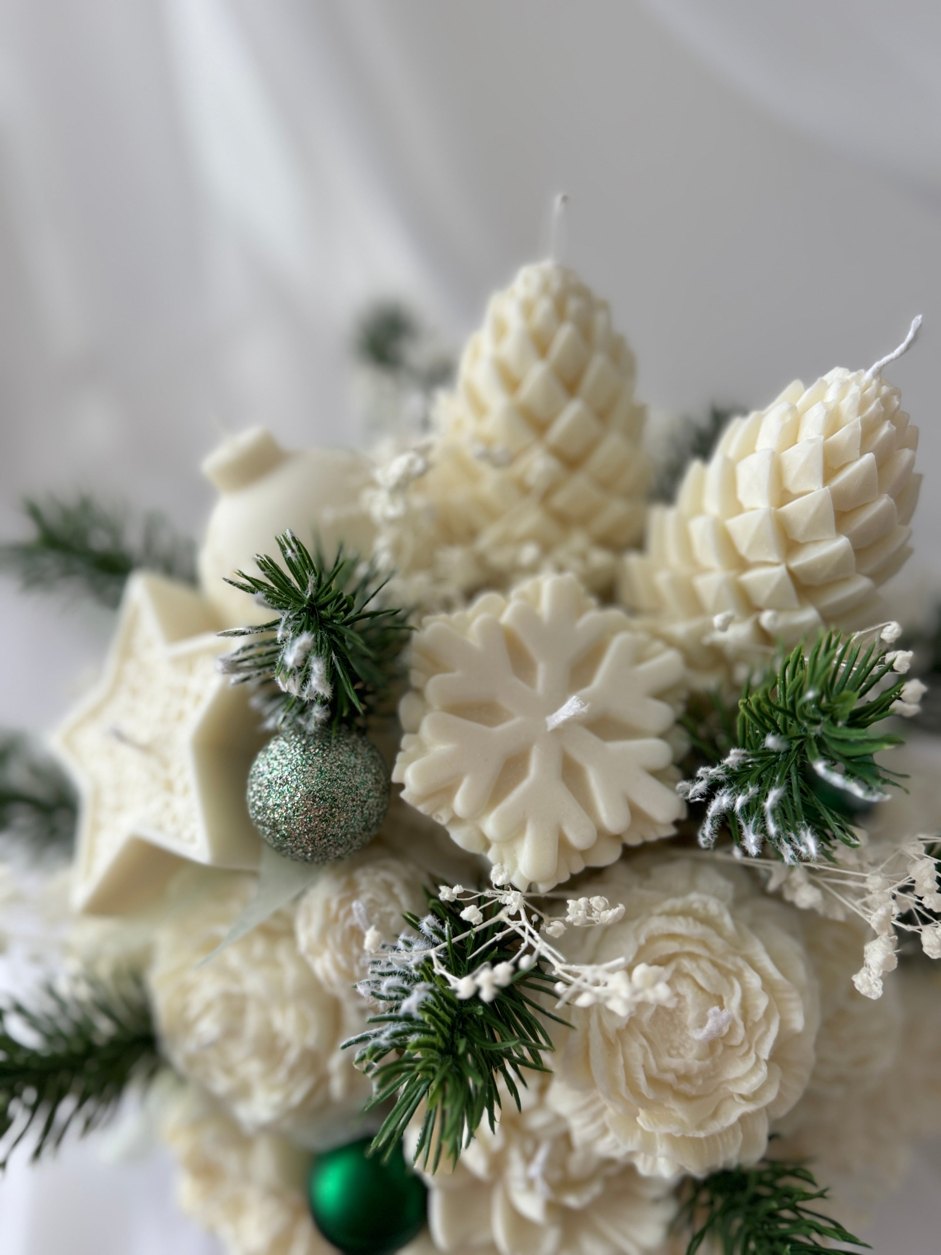 Winterlicher Kerzenstrauss weiss-grün gross