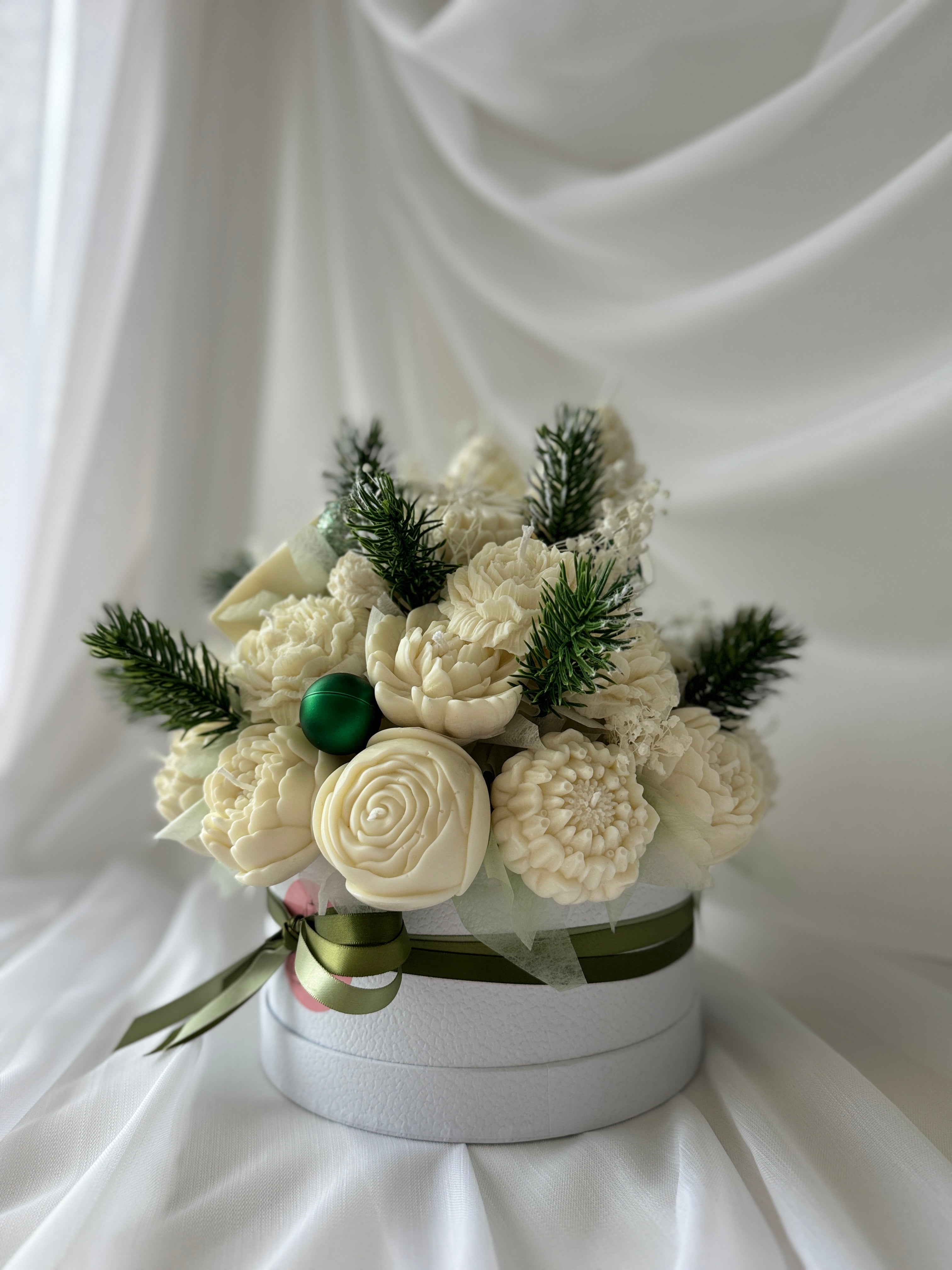 Winterlicher Kerzenstrauss weiss-grün gross