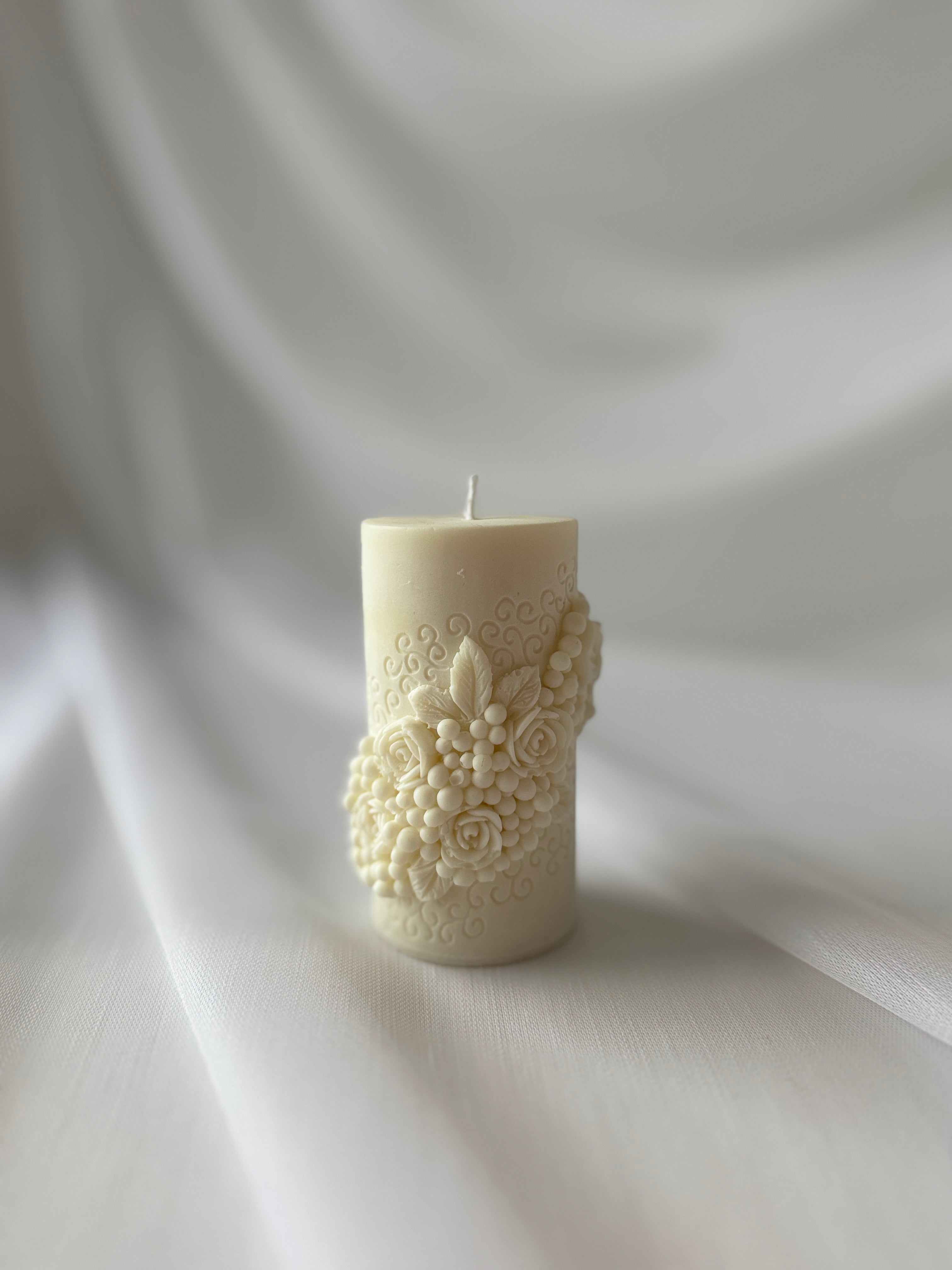 Säulenkerze Blumenbouquet Relief Creme