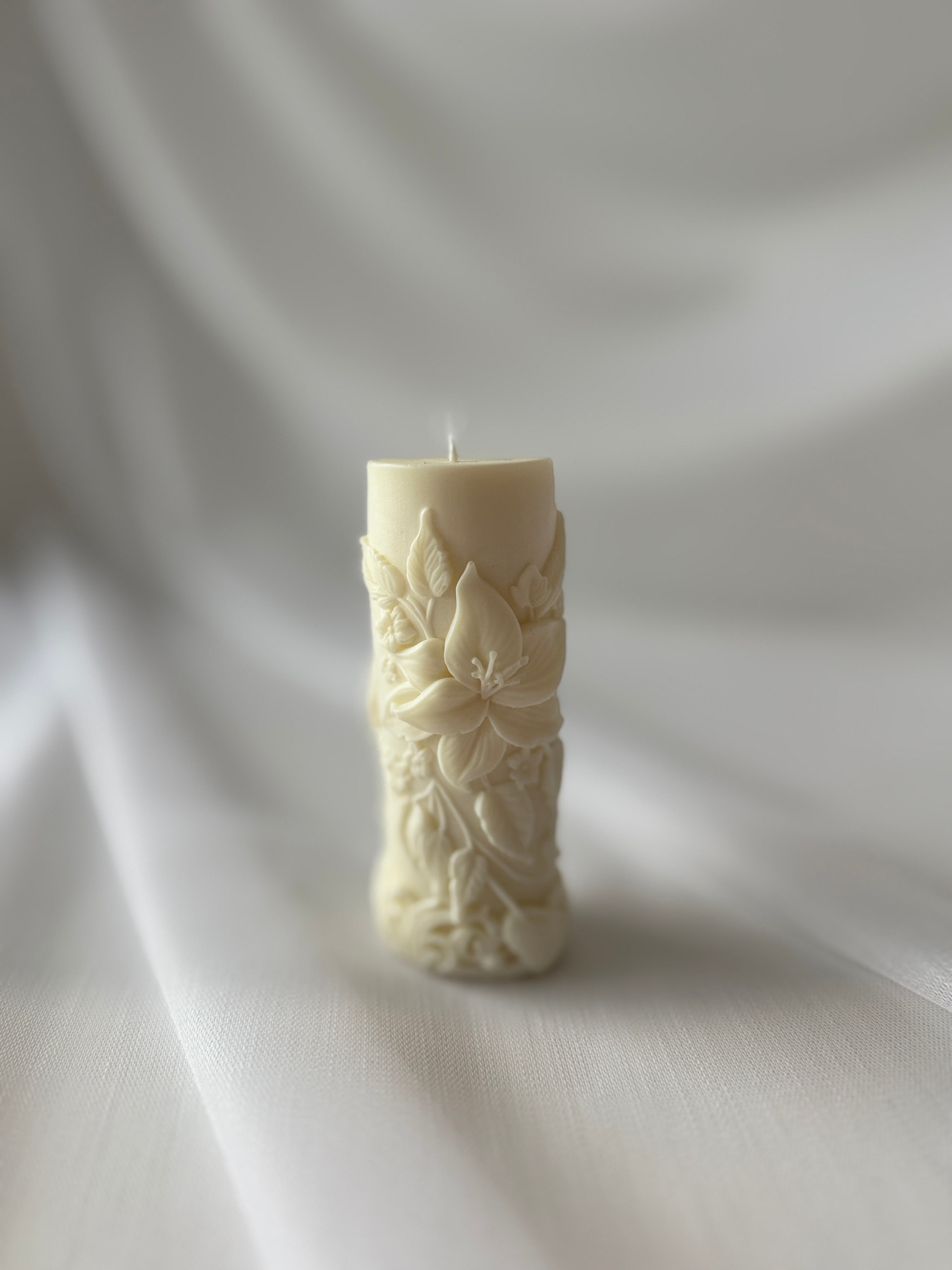 Säulenkerze Blumenrelief Creme