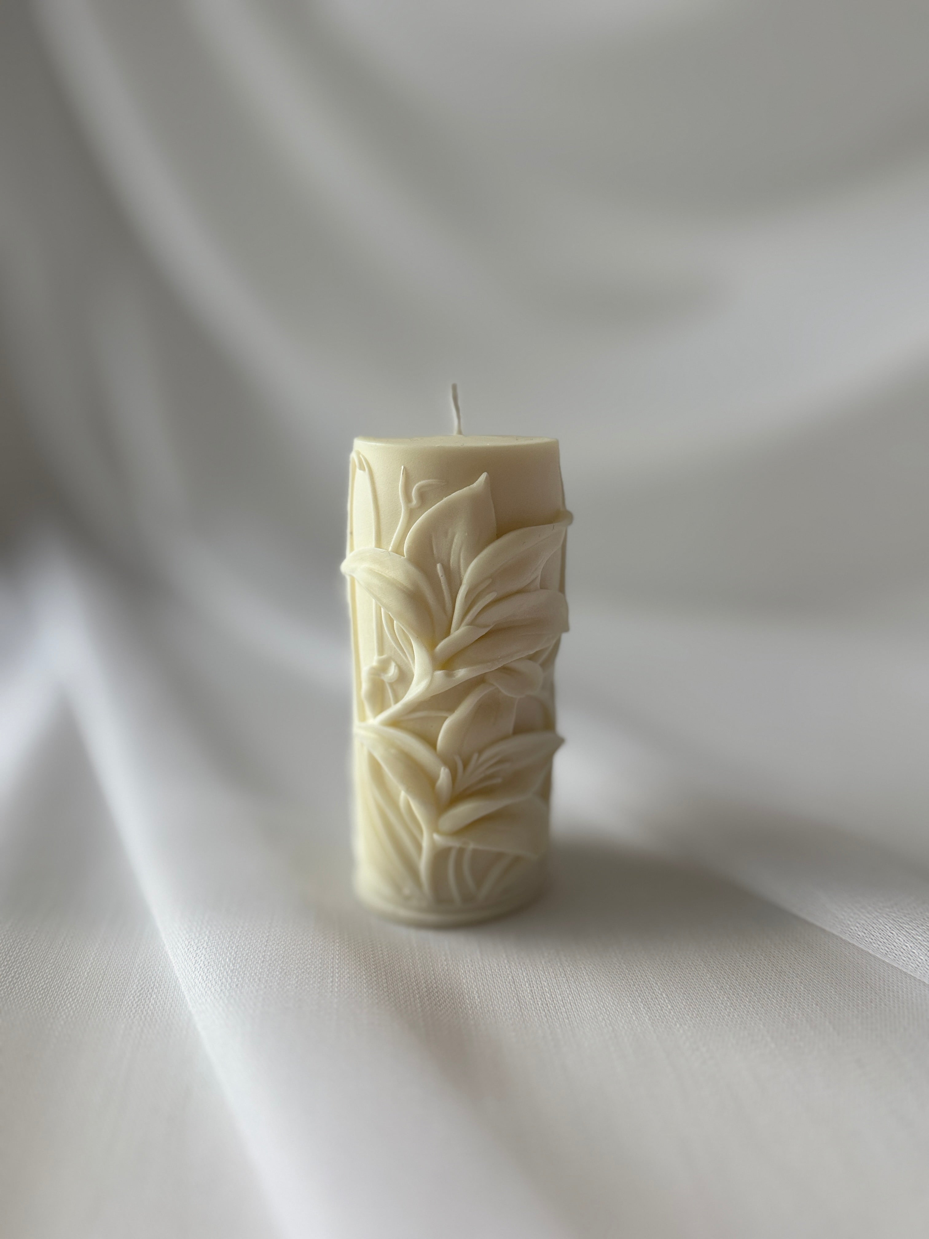 Säulenkerze Blätterrelief Creme