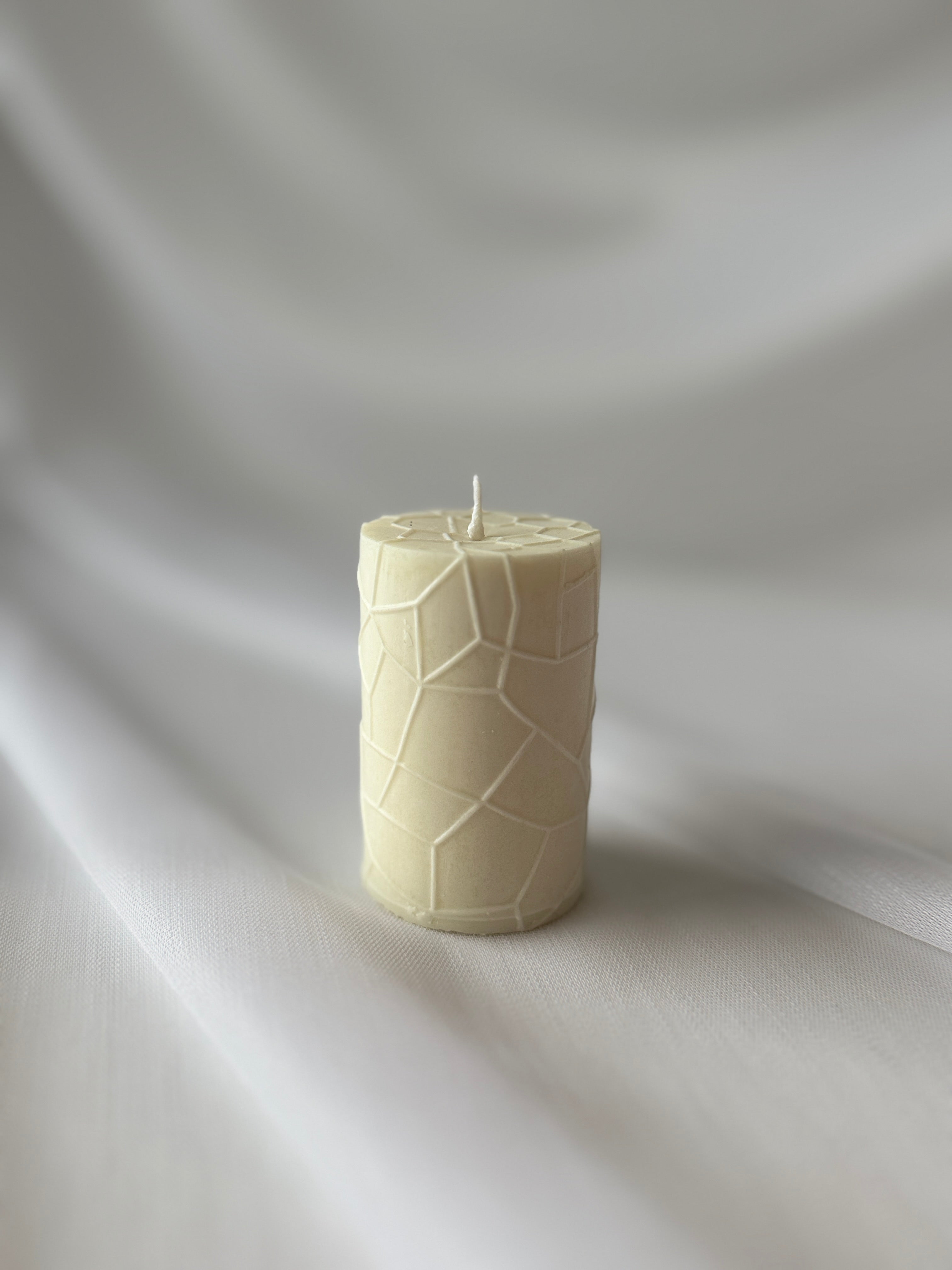 Geometrische Säulenkerze Creme